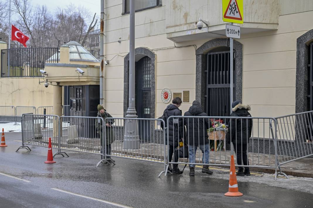 TBMM'deki bütün bayraklar yarıya indirilirken o bayrağa dokunulmadı! Bakın neden... 19
